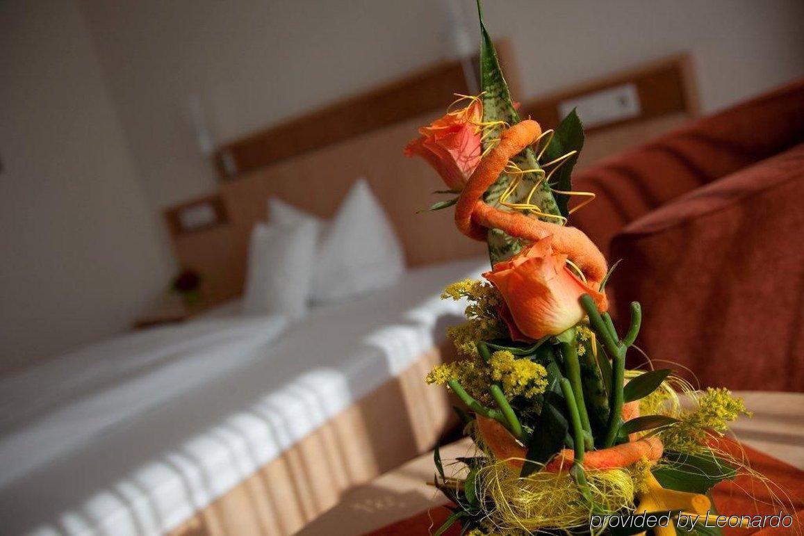 Zeller'S Quartier Hotell Königsbrunn Rum bild