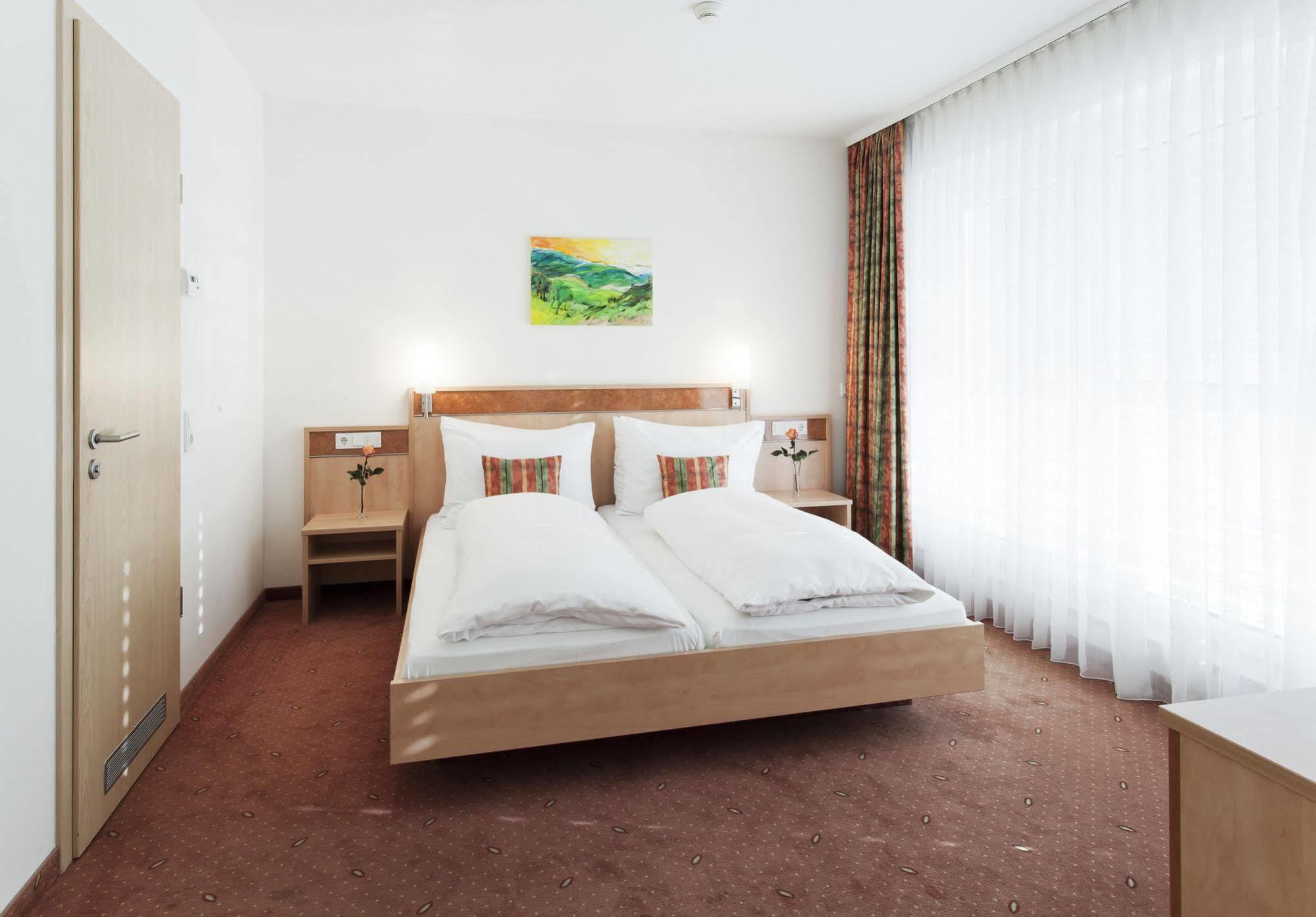 Zeller'S Quartier Hotell Königsbrunn Exteriör bild